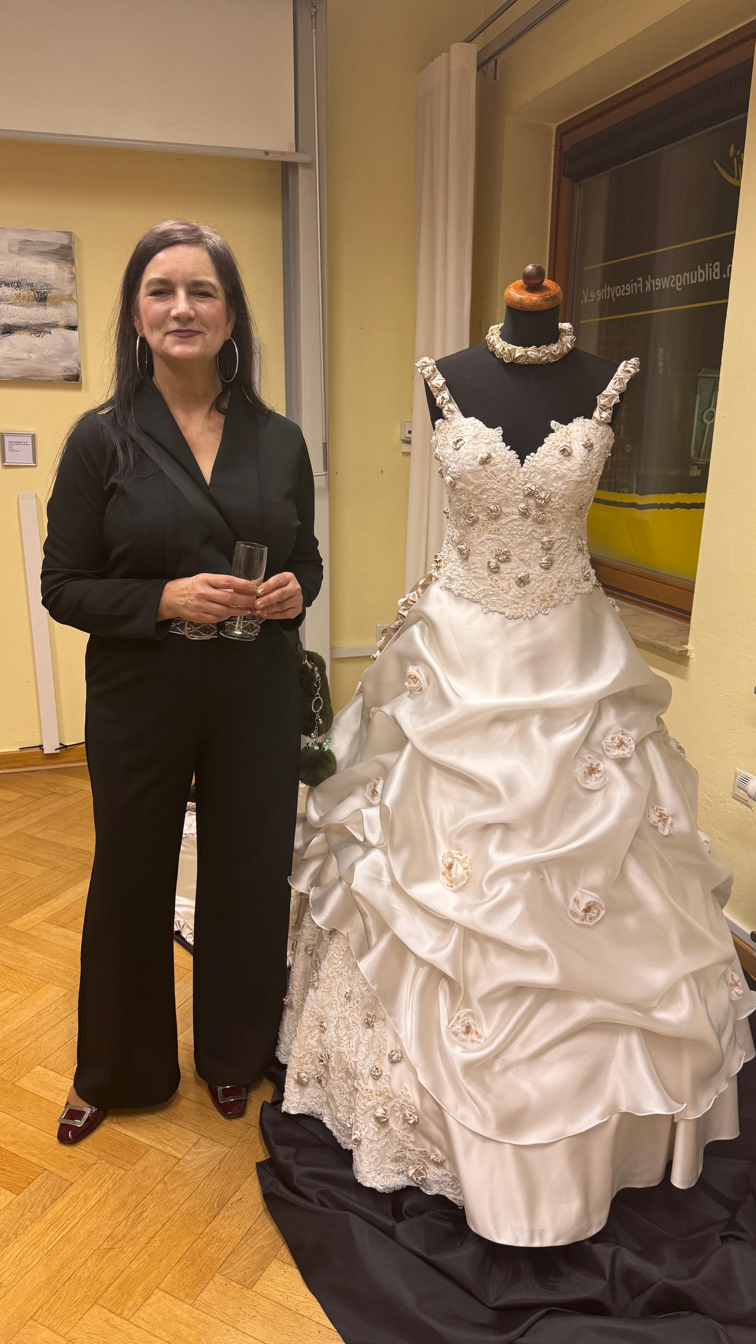 Ingrid Bley mit einem ihrer Werke